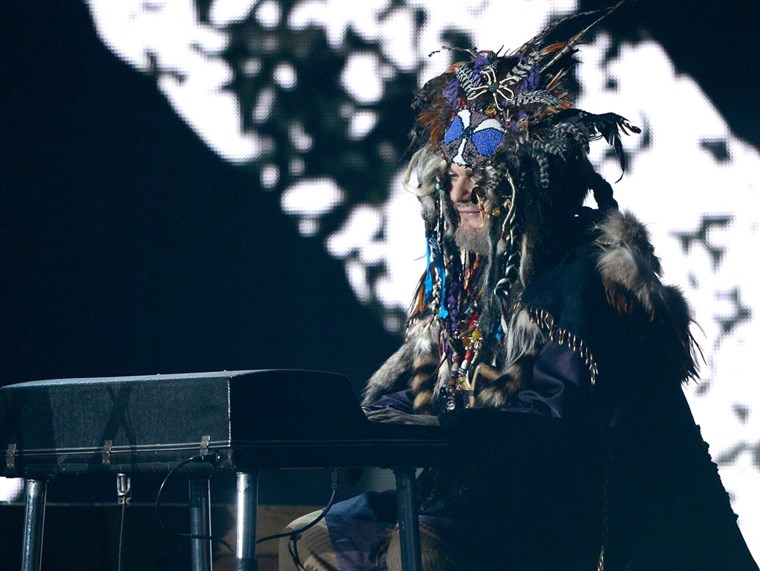 डॉ John's flamboyant headdress attracted attention when he performed with The Black Keys.