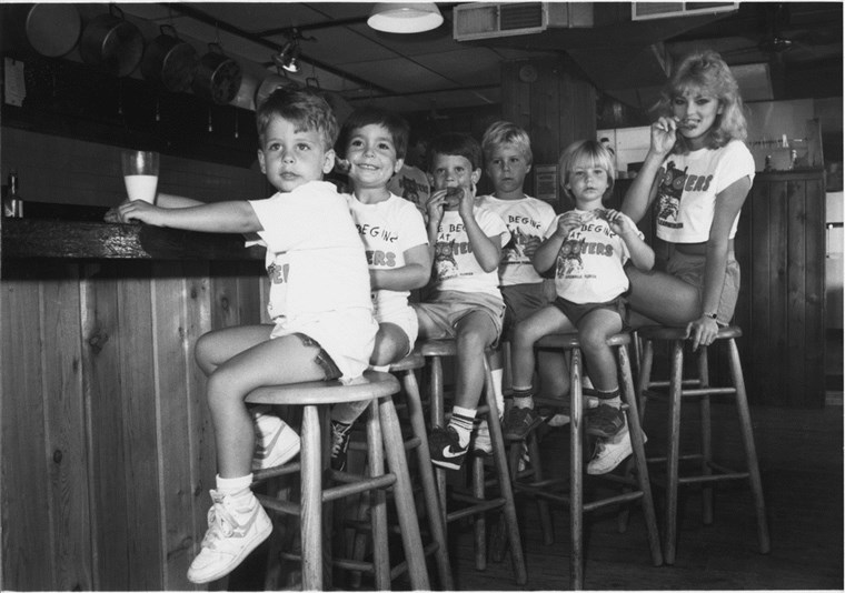 מקורי Hooters Girl Lynne Austin with some kiddos at the original Hooters of Clearwater, Fla.