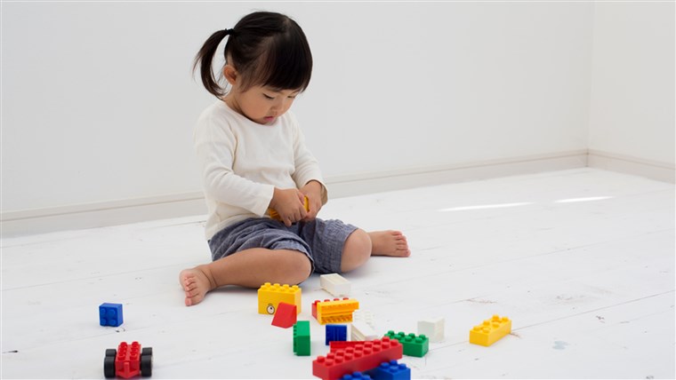 ילד having fun with blocks