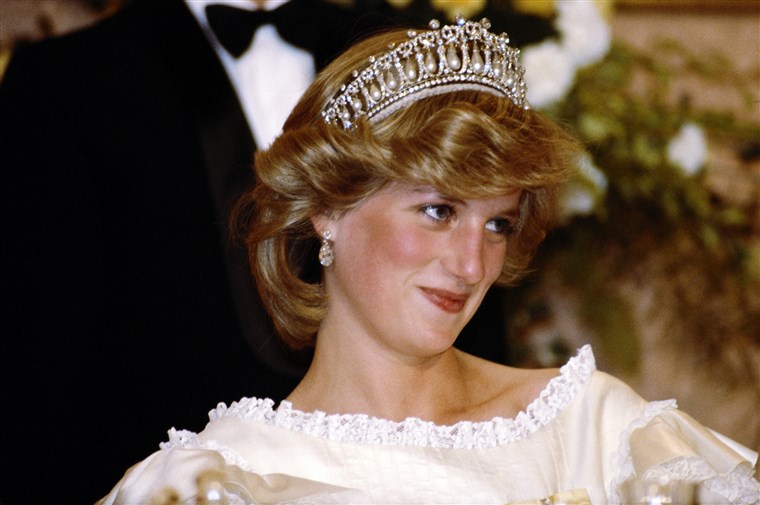 ה Cambridge Lover’s Knot Tiara, made famous by Princess Diana and also worn by Duchess Kate, contains 19 pearls dangling from diamond arches.