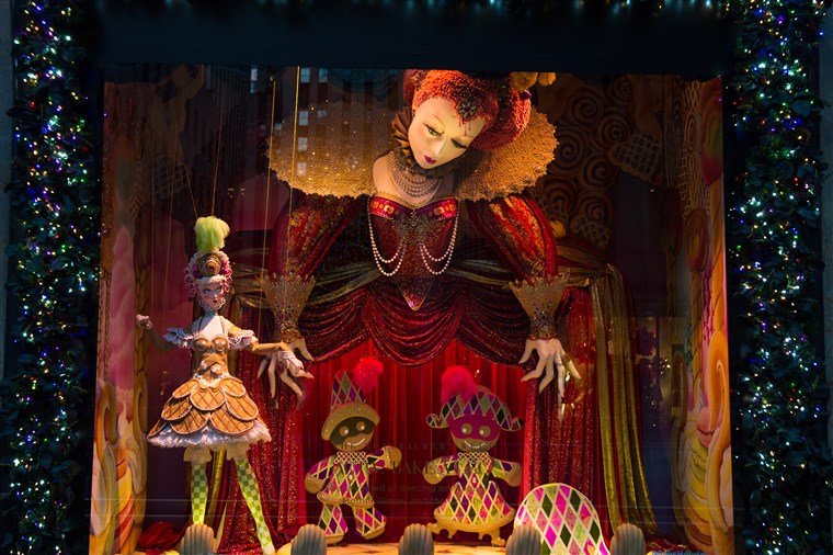 साक्स Fifth Avenue department store holiday windows.