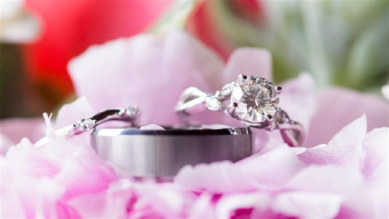 נשים say their rings are going missing or getting ruined when they drop them off at Kay Jewelers for repair.