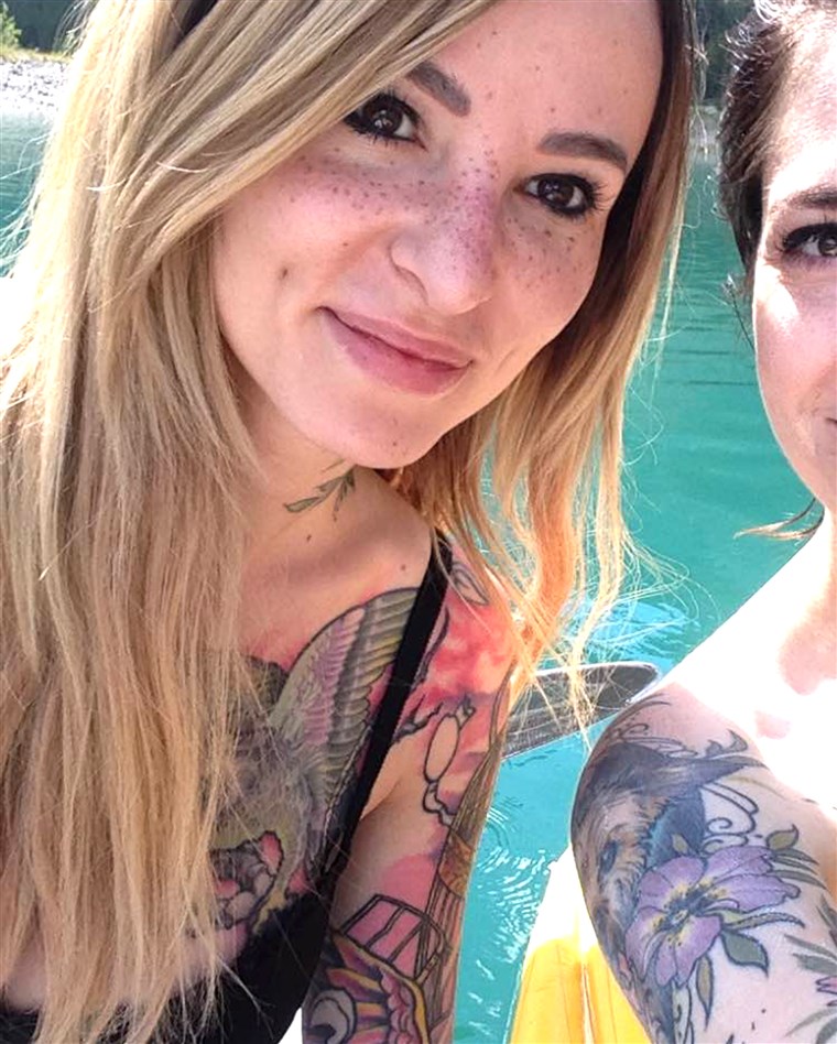 קעקוע artist Sydney Dyer shows off her freckle tattoos.