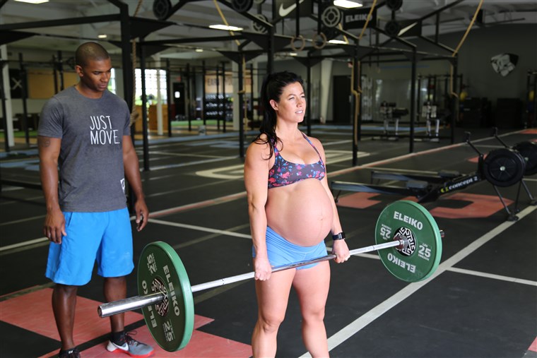 בהריון And Pumping Iron: Fitness Instructor Deadlifts 205lbs