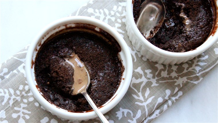 עמוק Chocolate Truffle Lava Mug Cakes