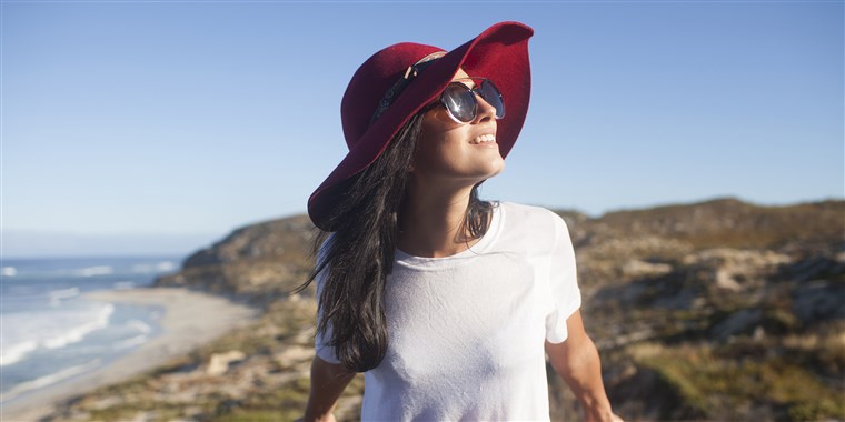 युवा woman in sunhat at beach lookout Australia