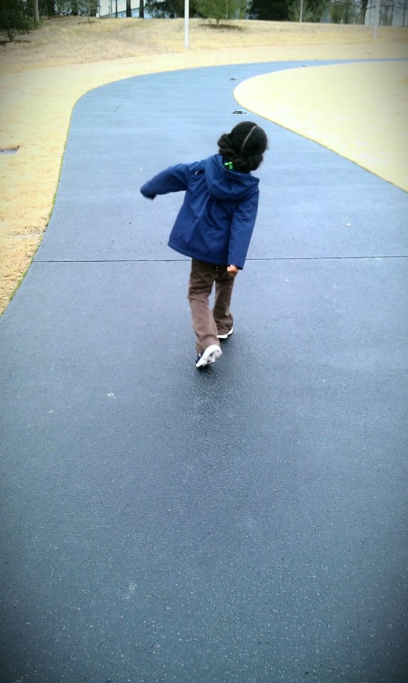 Djevojka walking off to kindergarten by herself